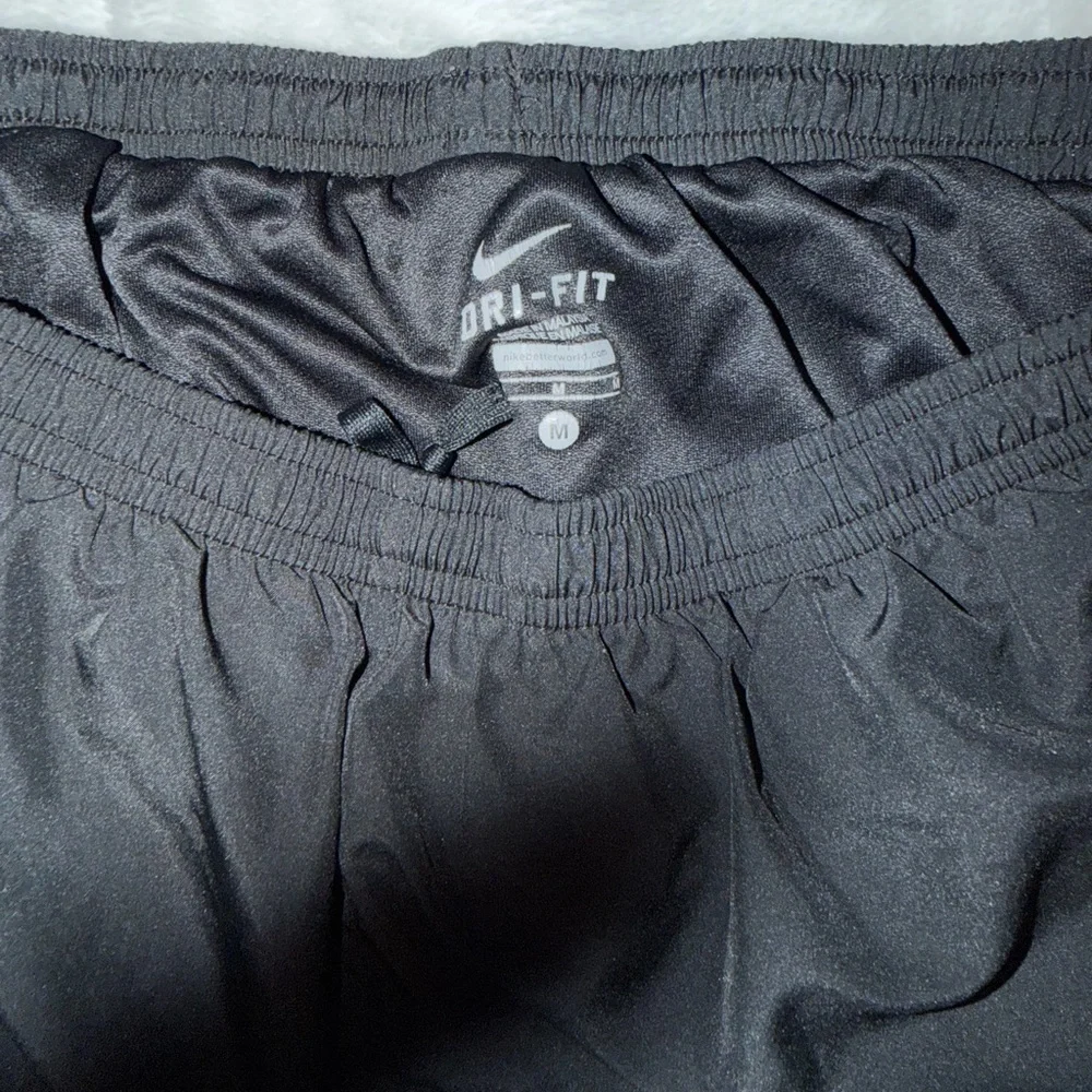 Nike Women's Size L Sports Bra and size M Shorts Set W1